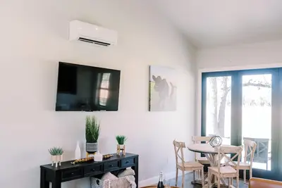 Image de The Pearl / Casita #8 - Private Porch, Luxury, Country Feels, Walk to Wineries