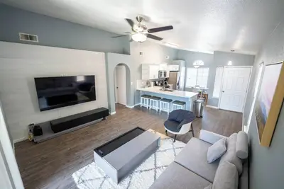 Image de Lux Remodeled - 75\" Tv - Cozy King\/Queen Beds