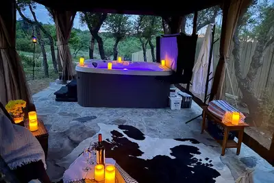 Image de Private Hill Country Yurt w/ Hot Tub & Kitchen