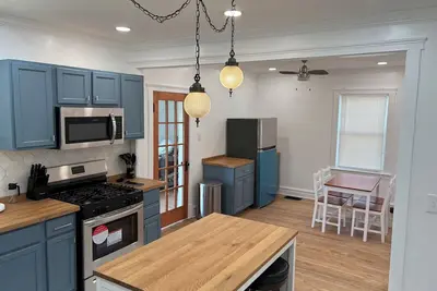 Image de Updated Chicago Bungalow on a Beautiful and Calm Neighborhood Greenway Boulevard