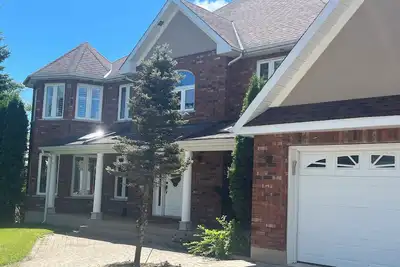 Image de Serene & Luxurious  basement apartment.