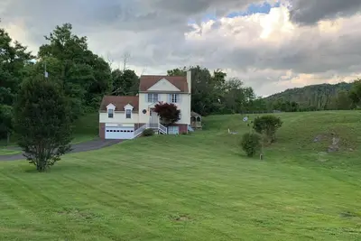 Image de #VAwineCountry! 1 hr to Georgetown. Historic Village where John Marshall raised.