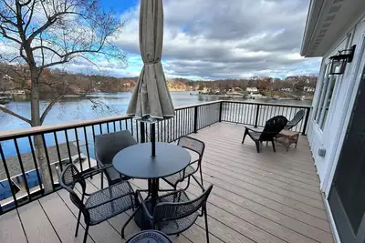 Image de Lakeside Retreat in Goodview with Dock, Hot Tub, and Views!