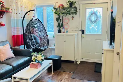 Image de 10 mins drive to downtown, close to the metro station, parc and shopping center.