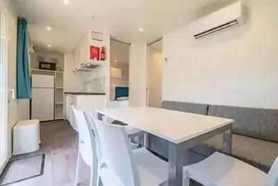 Image de Mobil-home | Premium | 2 Ch. | 4 pers. | Terrasse surélevée | A/C | Tv