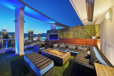 Image de Luxurious Skyview Penthouse with Stunning Mountain / Ocean views w/ hot-tub