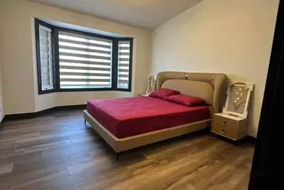 Image de 2. 5 acres farm house, luxury house with wet bar, 10 min Edmonton int-airport\n