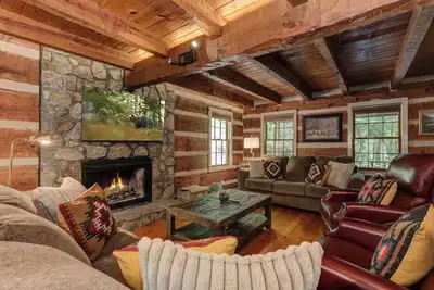 Image de Timber Wolf Lodge - Relax in rustic luxury in Big Canoe!