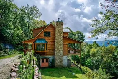 Image de Peaceful View- 3 bed 3 bath home near Jonas Ridge. Pet friendly, mountain view, and a fire pit