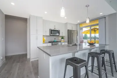 Image de Modern Near Mill Lake\n\n