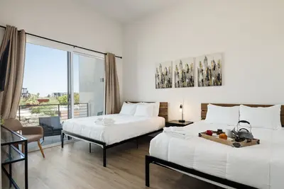 Image de HiRise-Modern Condo-Hot Tub-Heart of Old Town