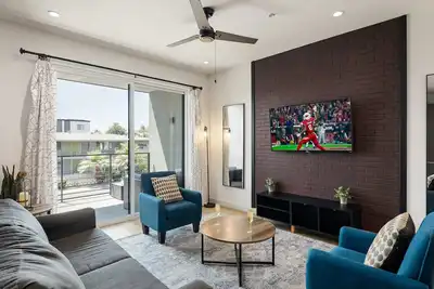 Image de Az48 - Modern Condo - Hot Tub - Heart of Old Town