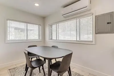 Image de Cozy 3-bedroom apartment in fabulous Sandy, Ut with Ac and WiFi.