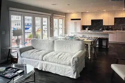 Image de 4 bedroom beach home- lagoon front deck, fantastic sunset views, pet friendly,