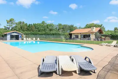 Image de Villa 'À La Landaise' avec piscine privée, terrasse privée et Wi-Fi