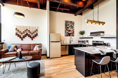 Image de One Bedroom King with Den with views of the heart of downtown.