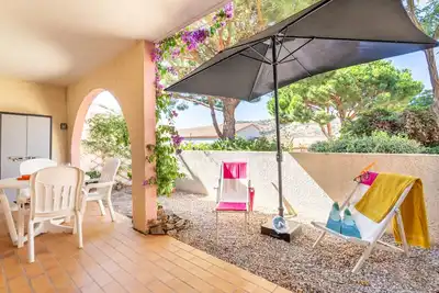 Image de Appartement 'T2 Meublé Aux Aloès' avec vue sur la montagne, piscine partagée et terrasse privée
