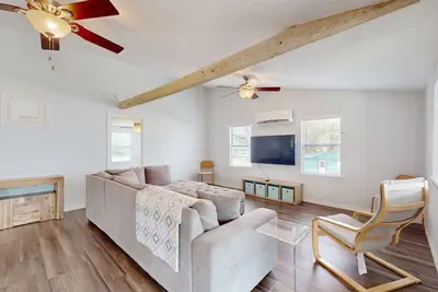 Image de Waterfront home with private deck, washer & dryer, and internet