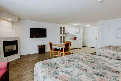 Image de Newly renovated 2 Queen suite with Kitchenette