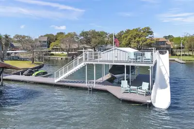 Image de SlideAway Cove: Waterfront Home with Waterslide, Nonstop Fun & Boat Lift!