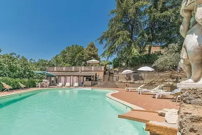 Image de Villa Veneranda: A characteristic and welcoming two-story age-old farm house surrounded by meadows and by green hills, in the border area between Umbria and Tuscany, with Free Wi-Fi.
