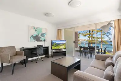 Image de Ocean-facing 2-Bed Manly Unit with Gym & Sauna