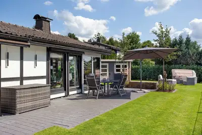 Image de Maison de vacances 'Ferienhaus Sauerland Am Hennesee' avec vue sur le lac, terrasse privée et Wi-Fi