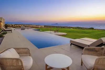 Image de Single-Level Elegance: Enjoy Sea & Sunset Views