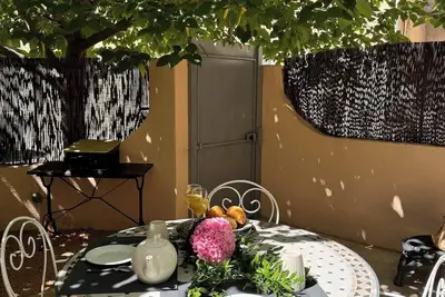 Image de Maison Jasmin, en centre ville avec place de parking et terrasse.