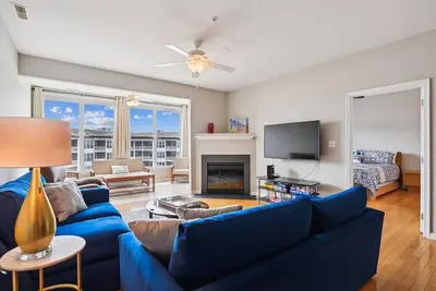 Image de Community Pool And Elevator! Spacious, Bright, And Updated