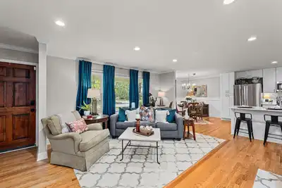 Image de Three bedroom two bath with fenced yard and 2 car garage. The sleeping arrangements for this property are 3 queen beds.