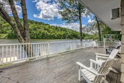 Image de Lakefront Jewel By: Evergreen Home