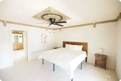 Image de Beautiful 7 bd room mansion with large pool and in home theater!