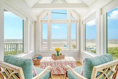 Image de New! Oceanfront with amazing views in popular East Beach community