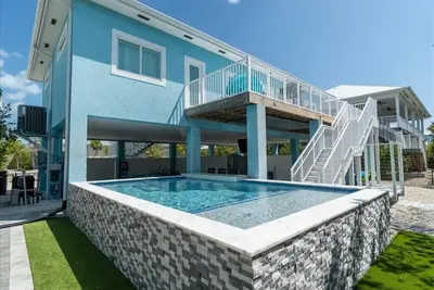 Blue Bungalow New Listing Canal Front Dock Pool
