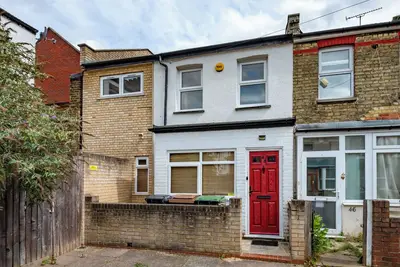Image de Charming 4-Bed Home with Stylish Decor & Garden