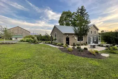 Image de Modern 3-bedroom Country Farmhouse in Dushore, Pa