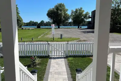 Image de Water view - Perfect location - Modern cottage in Niagara region