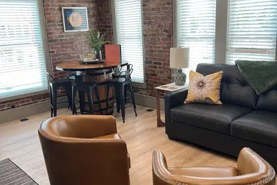Image de The Seeka Suite\nNEWLY Renovated! Cozy & Modern Apartment Right On Court Square! \n