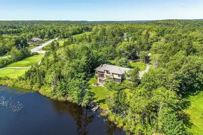 Image de Serene modern Lakehouse on Golf Course