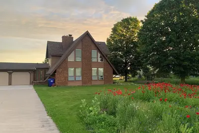Image de Our Thunder Moon Farm Stay- sleeps 7, framed by wildflowers. 4 miles to Gb.