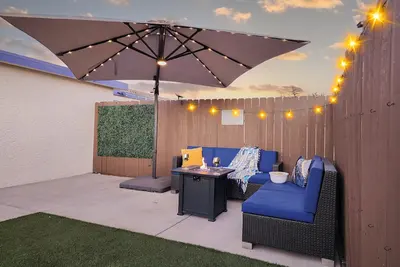 Image de Winter special/Guesthouse/King bed/2 TVs/Private backyard w fire table/Dogs Ok