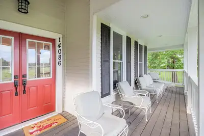 Image de New Charming & Spacious Farmhouse Retreat in Grass Lake, Mi