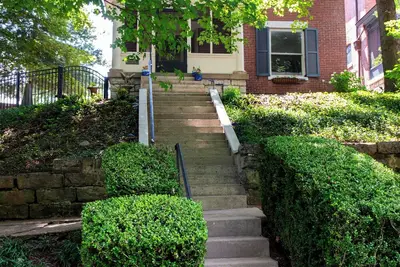 Image de Cozy Highlands home, modern updates, abundant trees & light, prime location