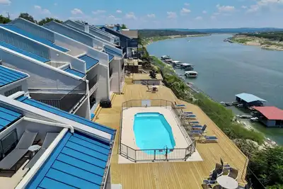 Image de Lakeside Luxury Condo w/ Wake Surf Boat, Pool, Hot Tub, 35min From Austin