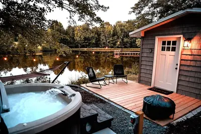Image de Cozy Lakefront Cottage with Hot Tub on 25-Acre Private Retreat