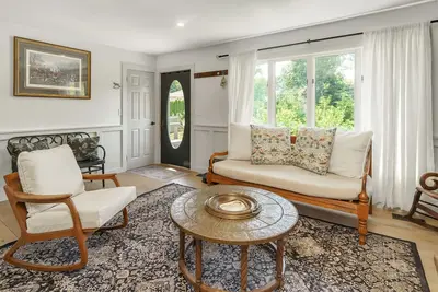 Image de 2 bedroom cottage-Cozy winter vibes with wood stove and hot tub