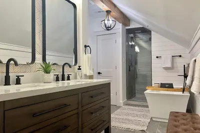 Image de Charming Meadow Farmhouse on 1+ acre with Hot Tub, walk to Downtown, Renovated