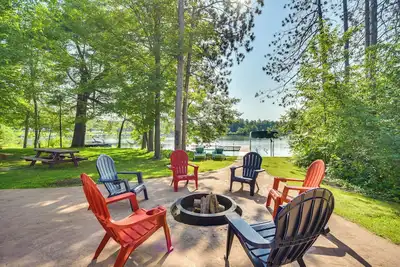 Image de Lakefront Holcombe Getaway: Hot Tub, 2 Docks!