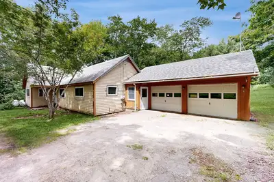 Image de Charming Cottage with Modern Updates, Bbq Grill, and Nearby Attractions